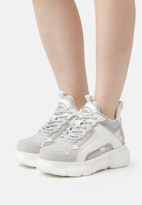 Buffalo CHAI - Joggesko - grey/white