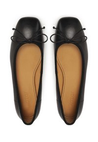 Balerini din piele neagră cu vârfuri pătrate, mici fundițe deasupra și branțuri bej, prezentate de sus pe un fundal alb.