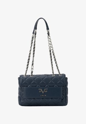 Marineblauwe gewatteerde handtas met een metalen kettingband, voorzien van een voorflap en een reliëflogo. Gladde textuur met een gestructureerde vorm.