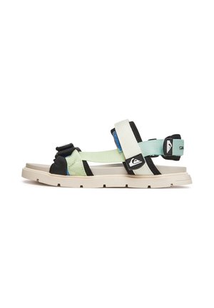 Åben sandal med beige sål og justerbare lysegrønne, mintfarvede og sorte stofremme med spænder.