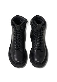 Czarne skórzane buty na sznurówki z wysokim cholewką, wyściełanymi kołnierzami i bocznymi zamkami błyskawicznymi. Posiadają solidne czarne gumowe podeszwy oraz dyskretne detale brandingowe.
