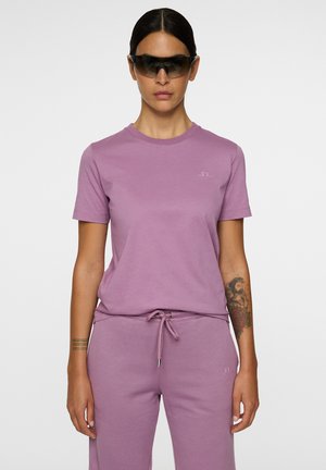 Lila bomull t-shirt med korta ärmar och rund halsringning, i kombination med matchande bomullsbyxor med dragsko i midjan.
