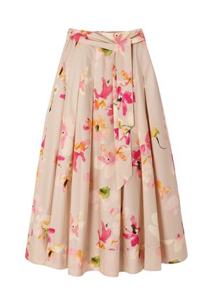 Beige midirok met bloemenprint in aquarelstijl in roze, oranje en groen, geplooid ontwerp en bijpassende stoffen riem gestrikt aan de tailleband.