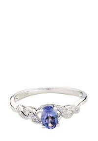 Hopeasormus, jossa on soikea sininen jalokivi ja monimutkainen kierretty rengasmalli, jossa on pieniä timanttiyksityiskohtia. Korkeakiiltoinen pinta.