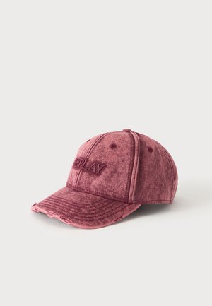 Abgenutzte rote Baseballkappe mit gebogenem Schirm und gesticktem "REPLAY" Schriftzug vorne, mit leichten Gebrauchsspuren am Schirm.