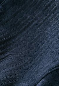 Dunkelblauer, strukturierten Stoff mit einem gerippten Muster; glatte Oberfläche mit subtiler Schattierung; leichtes und flexibles Material.