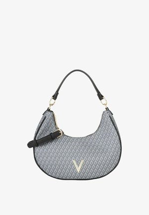 Borsa a spalla grigia con motivo, forma curva, dettagli neri e accessori dorati. Presenta una tracolla staccabile e chiusura con zip.