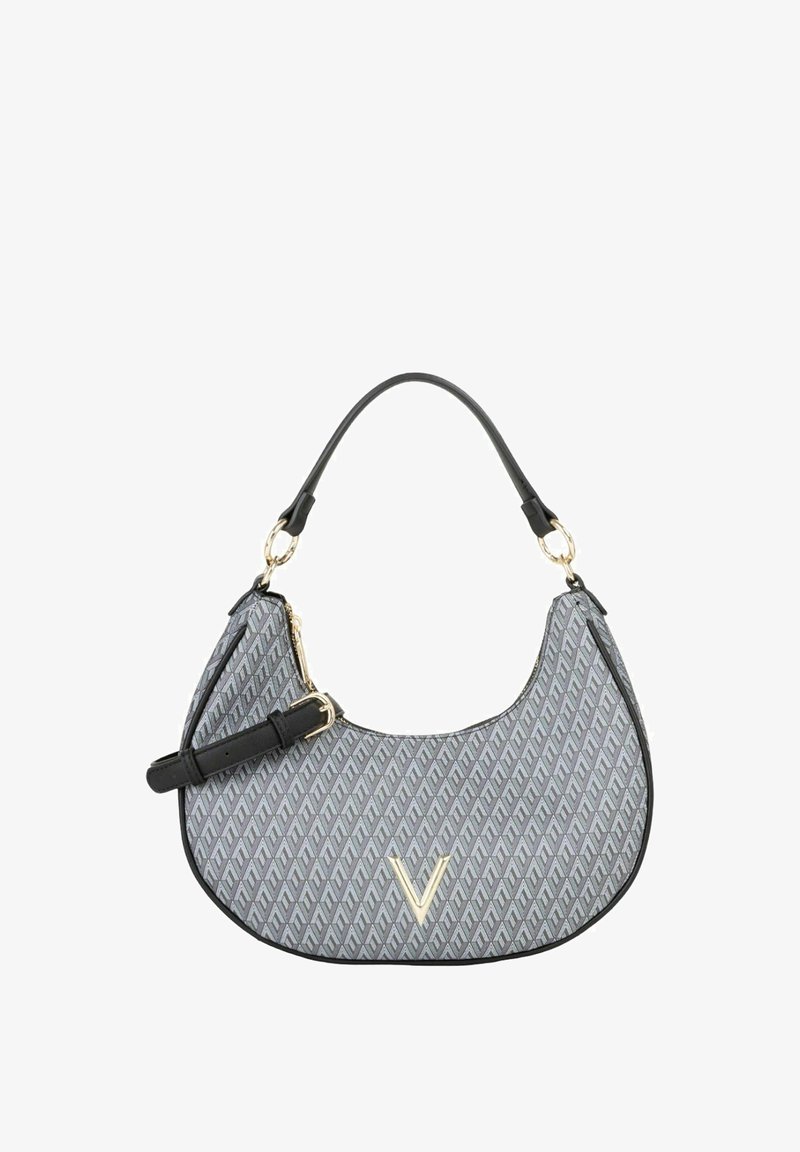 Bolso de hombro gris con patrón, de forma curva, detalles en negro y herrajes dorados. Cuenta con una correa desmontable y cierre de cremallera.