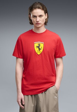 Puma, SCUDERIA FERRARI COLOURED SHIELD T-SHIRT - Print T-shirt - rosso corsa