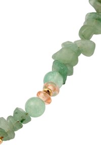 Halsband med pärlor av gröna ädelstenar med oregelbundna ljusgröna stenar, släta runda gröna och rosa pärlor samt guldfärgade detaljer.