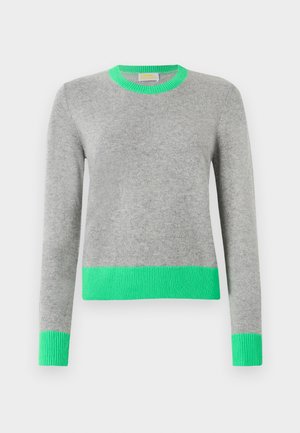 Maglione grigio a maniche lunghe con colletto, polsini e orlo a coste verde brillante, esposto su uno sfondo bianco uniforme.