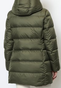 Olivengroene gewatteerde jas met capuchon, voorzien van verticale gewatteerde secties, een zachte glans en elastische manchetten voor extra warmte.