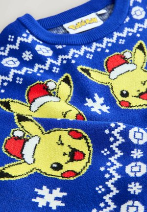Niebieski sweter z Pikachu w czapce Mikołaja, ozdobiony białymi płatkami śniegu i geometrycznymi wzorami. Dzianinowa faktura, okrągły dekolt.