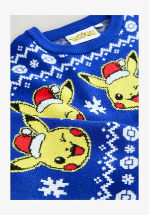 Zils džemperis ar Pikachu, kuram uzlikta Ziemassvētku cepure, dekorēts ar sniegpārsliņām un ģeometriskām dizainiem baltā krāsā. Adīts tekstūrā, apaļa apkakle.