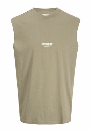 Bezroku olīvu zaļas kokvilnas T-krekls ar "JJ Studios" balto izdrukas logotipu centrā krūtīs, apaļu kakla izgriezumu un polsterētām pleciem.