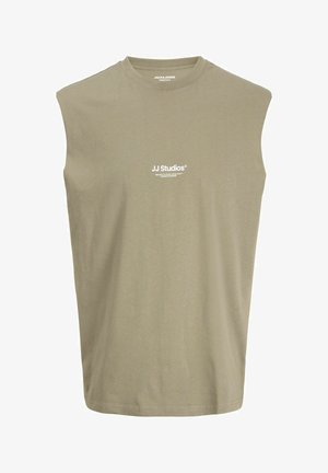 Ærmeløs olivengrøn bomulds T-shirt med "JJ Studios" hvidt tryklogo placeret midt på brystet, rund halsudskæring og polstrede skuldre.