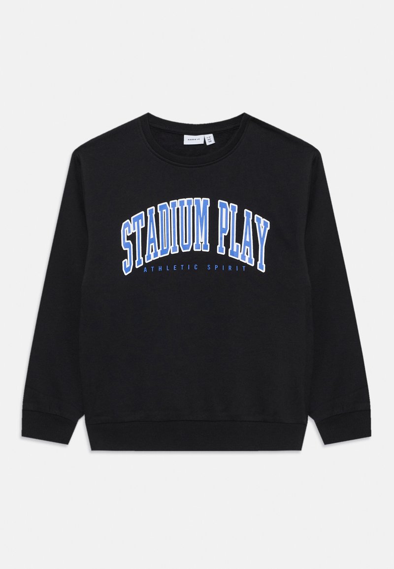 Felpa nera con maniche lunghe e scollo rotondo, caratterizzata dalla scritta "STADIUM PLAY" in grassetto blu e bianco sulla parte anteriore.