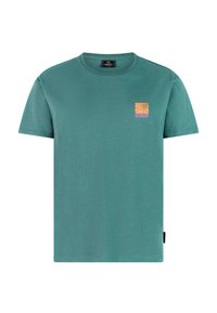 Camiseta de manga corta color azul verdoso con pequeño logo de sol en naranja y púrpura en el pecho izquierdo y cuello redondo.