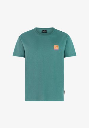 Malachietkleurig T-shirt met korte mouwen, voorzien van een klein oranje en paars zonlogo op de linkerborst en een ronde halslijn.