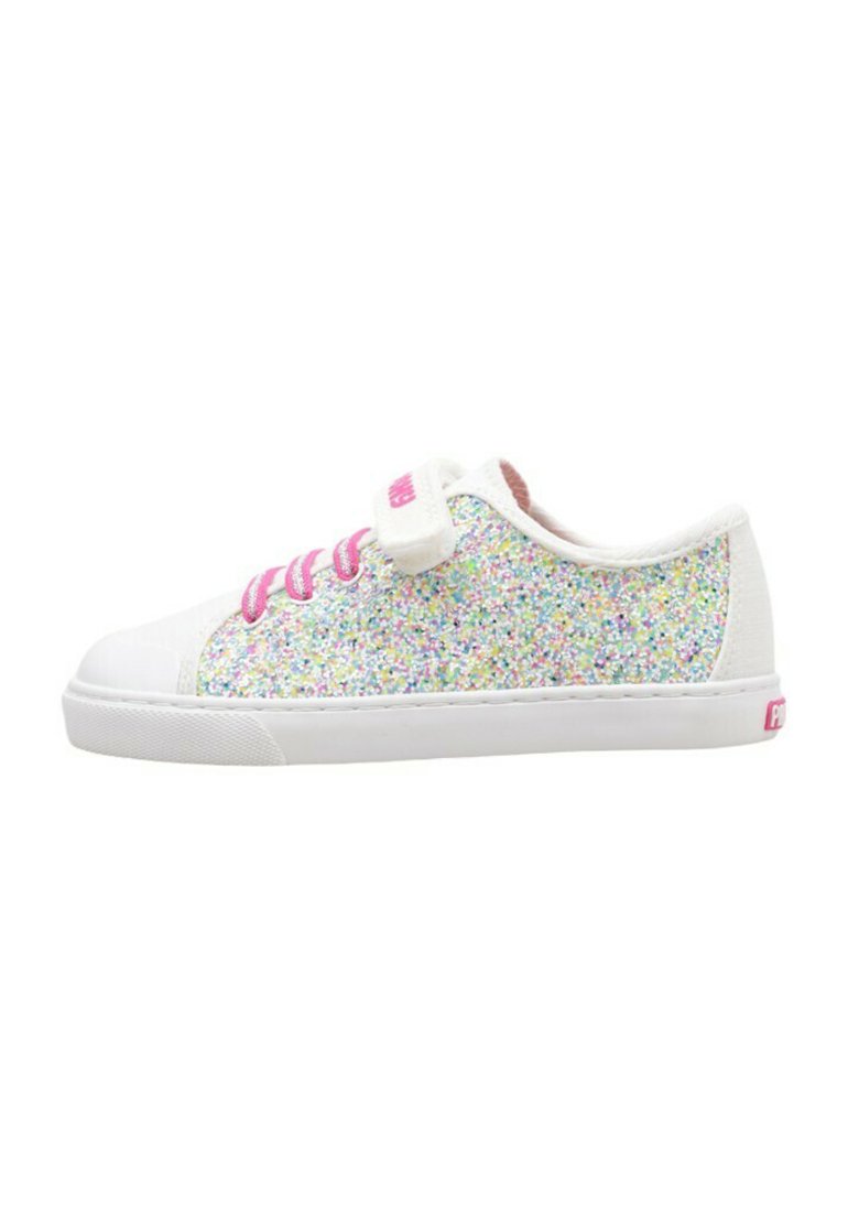Zapatilla blanca con parte superior de tela multicolor y brillante, cordones rosas y banda de Velcro. Presenta una suela de goma y un acento de logo rosa.