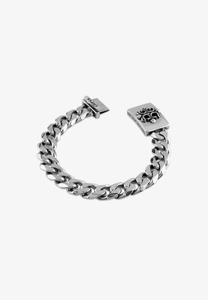 Srebrna metalowa bransoletka łańcuchowa z splatanymi ogniwami, z kwadratowym zapięciem z grawerowanym wzorem i gładką, polerowaną powierzchnią.