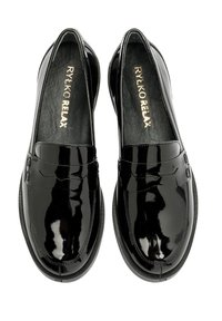 Czarne lakierowane mokasyny z zaokrąglonym noskiem, z delikatnymi detalami w postaci przeszyć i gładką fakturą. Wnętrze posiada złote logo.