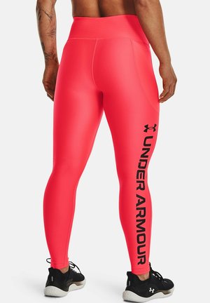 Leggings sportivi rosa con vita alta, con il logo "UNDER ARMOUR" in nero sul lato. Tessuto liscio e elastico, design aderente.
