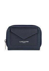 Portefeuille en cuir bleu marine avec fermeture zip, doté d'une poche à rabat à l'avant et d'un logo en relief. Texture lisse avec des coutures contrastées.