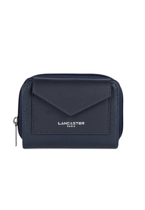 Portefeuille en cuir bleu marine avec fermeture zip, doté d'une poche à rabat à l'avant et d'un logo en relief. Texture lisse avec des coutures contrastées.