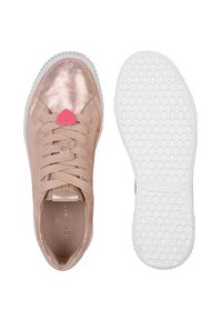 Le sneaker sintetiche color oro rosa presentano una finitura metallica, lacci piatti, un accento a forma di cuore e una suola in gomma bianca texturizzata.
