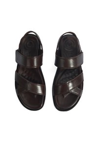 Bruine leren sandalen met twee brede banden en een gevoerd voetbed. De zool is zwart. Glad oppervlak met een strak, minimalistisch ontwerp.