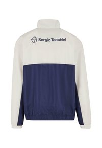 Granatowa i biała sportowa kurtka z wysokim kołnierzem, elastycznymi mankietami i logo Sergio Tacchini na plecach. Materiał gładki.