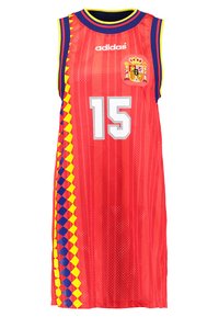 Maillot de basket-ball rouge sans manches, arborant le numéro 15, le logo Adidas et un motif latéral complexe en jaune, bleu et rouge.