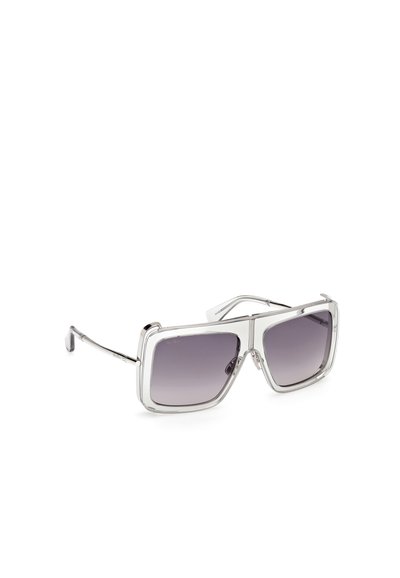 Gafas de sol rectangulares plateadas con lentes gris en degradado, montura metálica ligera, diseño angular distintivo y patillas elegantes.