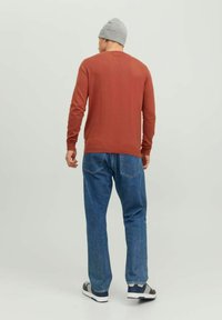 Jack & Jones JJEEMIL CREW NECK - Jersey de punto - cinnabar