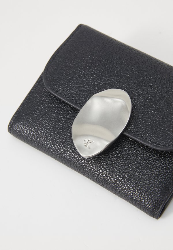 LOCK SLOUCHY TRIFOLD - Wallet4