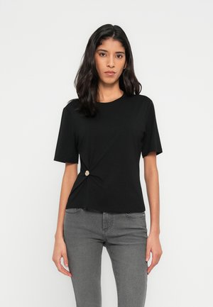 Sort T-shirt med korte ærmer, rund halsudskæring, twistet frontdesign og en dekorativ guldknap på venstre side.