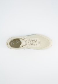 Beige Sportschuh mit einem Obermaterial aus Mesh, kontrastierenden grauen Akzenten, abgerundeter Zehenpartie und flachen Schnürsenkeln. Gummisohle für guten Halt.