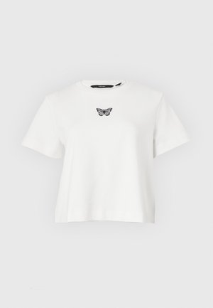 Λευκό κοντομάνικο κοντό t-shirt με μικρή μαύρη και γκρι πεταλούδα κεντημένη στο κέντρο του στήθους.