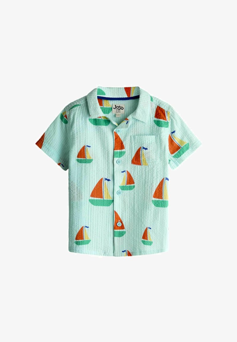 Chemise à manches courtes bleu clair pour tout-petit, avec col, poche poitrine, boutons et un motif de voilier coloré en orange, vert, jaune et bleu.