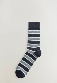 Chaussettes navy avec des rayures bleu clair et crème ; bord côtelé ; tissu doux en mélange de coton ; sections de orteils et de talons renforcées.