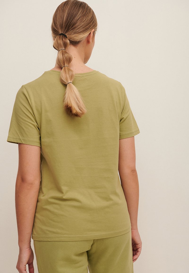 Damen T-Shirts | NA-KD T-Shirt basic sage/grün - UP21199 Damen T-Shirts | NA-KD T-Shirt basic sage/grün - UP21199