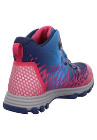 Zapatilla de senderismo azul y rosa con una superficie texturizada, detalles de malla y un diseño estampado. Cuenta con una suela duradera y un sistema de cordones seguro.