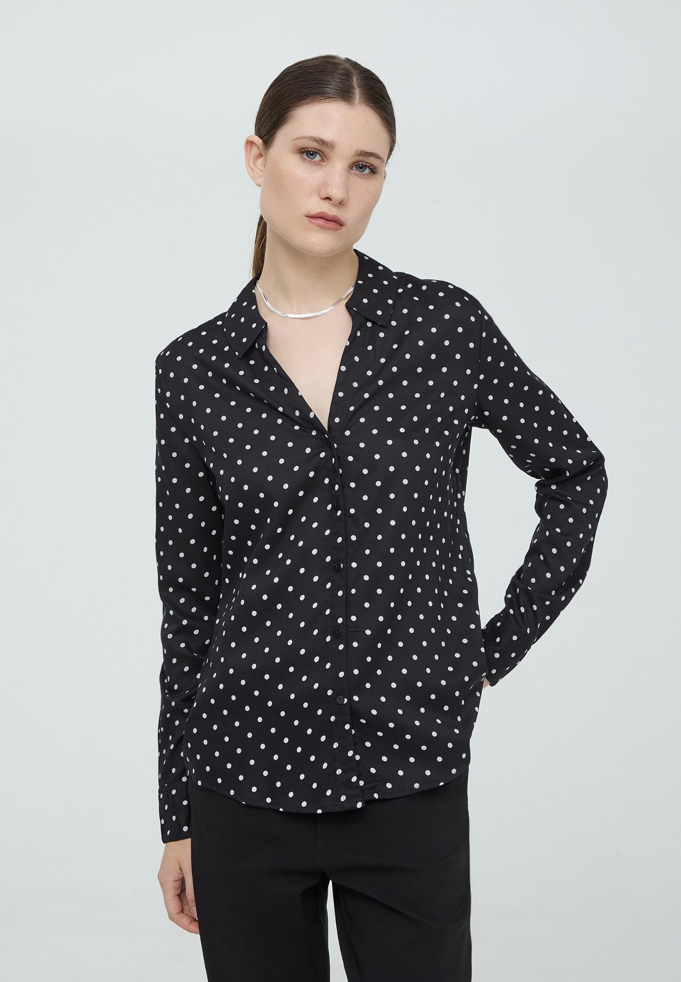 Come Abbinare Camicia Nera Pois Neri Outfit Camicia Pois Camicia