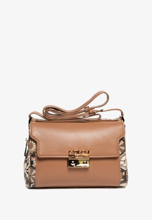 Borsa a tracolla in pelle color tan con un lato a motivo geometrico, hardware dorato e chiusura a soffietto. Include una tracolla removibile.