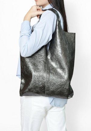 La borsa a tracolla grigia metallizzata presenta una texture liscia e lucida con spallacci rinforzati. Progettata per la funzionalità, offre un ampio spazio interno.