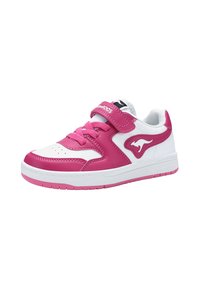 Rosa und weiße Sportschuhe mit Lederobermaterial, Schnürung und Velcro-Verschluss, gepolsterter Zehenbereich, strukturierten Sohlen und Logo-Akzent.