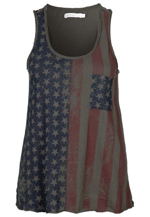 Mouwloos tanktop met vervaagde Amerikaanse vlagprint, blauwe sterren links en rode strepen rechts, plus een klein borstzakje met blauw sterpatroon.