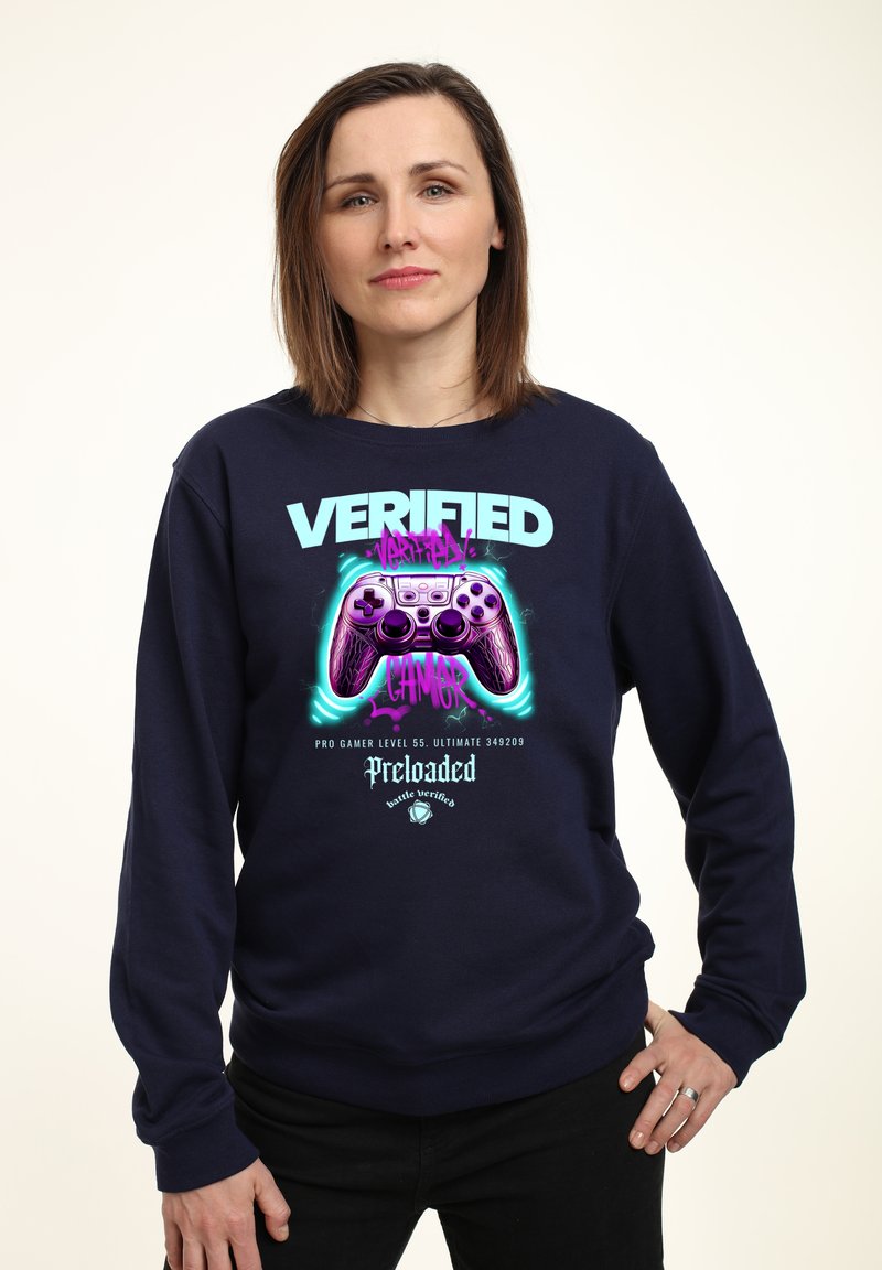 Dunkelblaues Sweatshirt mit einem Grafikdesign eines Gamecontrollers und dem Text "VERIFIED GAMER" in Aqua und Pink. Regelmäßige Passform mit gerippten Bündchen.