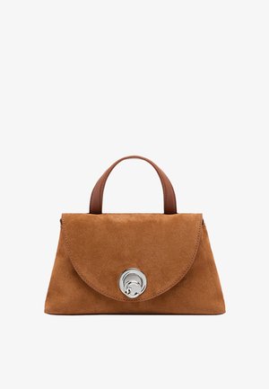 Borsa in suede marrone con pattina arrotondata, hardware circolare argentato e due manici corti. La superficie texturizzata completa la sua forma strutturata.